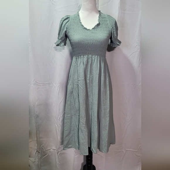 SHEIN Women's Green Smocked Short Puffed Sleeve Midi Dress Size Small EUC 🐈 - Picture 2 of 7